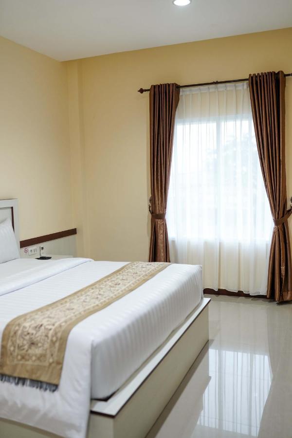 Grand Buana Lestari Hotel パダン エクステリア 写真