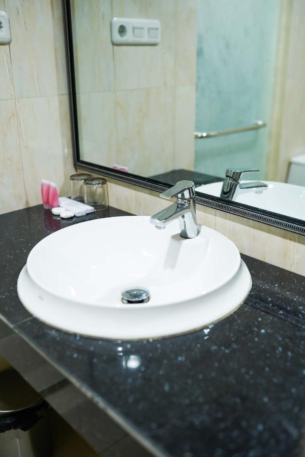 Grand Buana Lestari Hotel パダン エクステリア 写真